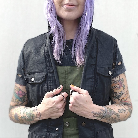 🦊 FOX & VIXEN || HANDMADE VINTAGE || Unisex Black Vest with Detachable Hood - Picture 12 of 16